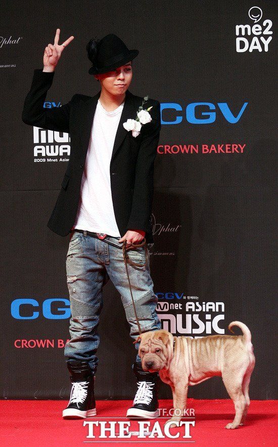 Bigbang G Dragonの愛犬の現在 外で放置状態 爪は伸び放題